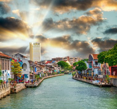 Melaka Nehri kıyısındaki turistler güneşli bir günde, Malezya.