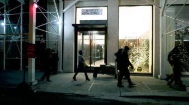 NEW YORK CITY, ABD - 7 ARALIK 2018: Geceleri taksiciler açık havada, Manhattan, New York City, ABD, yavaş çekim