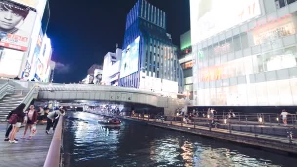 OSAKA, JAPAN - MAJ 2016: Dotonbori byggnader på natten med turister. Stadsliv — Stockvideo