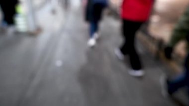 Sokakta yürüyen insanların bulanık görüntüsü, gece görüşü, yavaş çekim