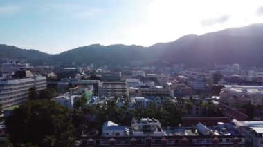Tayland 'daki Phuket sahil şeridinin muhteşem hava manzarası. Patong Sahili güzel bir sabahta