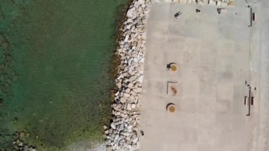 Güneşli bir günde Pisa Marina sahil şeridinin aşağı bakan havası, Toskana
