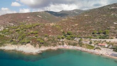 Cavoli Sahili, Elba Adası. Bir yaz günü güzel bir sahil şeridinin panoramik hava manzarası