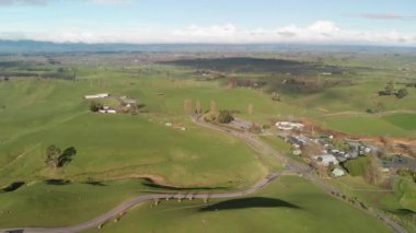 Yeni Zelanda 'nın Beaufitul tepeleri güneşli bir kış günü, hava manzarası
