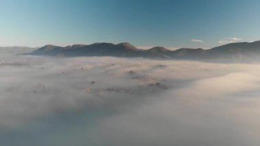 Kışın sisli kırsal alan senaryosu, hava manzarası