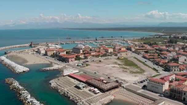 Marina di Pisa desde el cielo, Italia. Hermosa vista de la costa y el paisaje urbano — Vídeo de stock