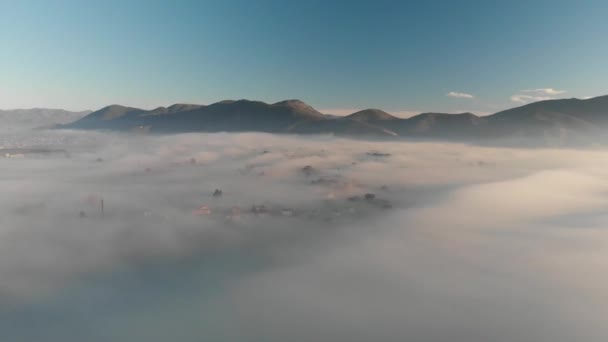 Cenário do campo com nevoeiro no inverno, vista aérea — Vídeo de Stock