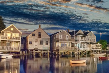 Nantucket, Massachusetts 'in güzel evlerinin üzerinde gün batımı.