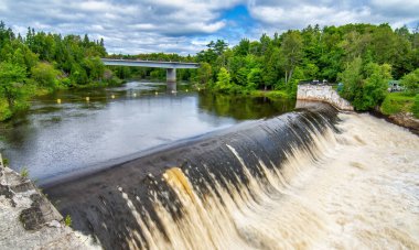 Quebec, Kanada 'da güçlü şelaleler. Montmorency Şelaleleri Güzel bir yaz gününde.