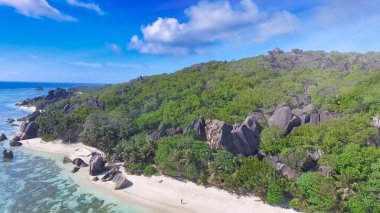 Seyşeller 'deki La Digue adasının güzel sahil manzarası..