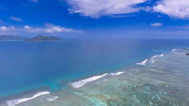 Seyşeller 'deki La Digue adasının güzel sahil manzarası..