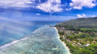 La Digue, Seyşeller. İHA perspektifinden kıyı şeridinin havadan görüntüsü.