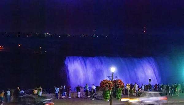 夜の壮大なナイアガラの滝 光のショーのために照明 カナダ側からの眺め — ストック写真