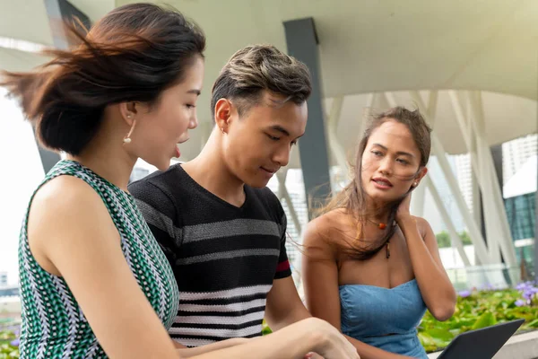 Tres Feliz Joven Asiático Amigos Aire Libre Sentado Público Banco — Foto de Stock