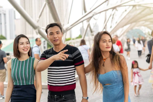 Trois Heureux Jeunes Amis Asiatiques Debout Plein Air Marchant Long — Photo