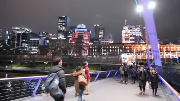 MELBOURNE, ÖSTERRIKE - SEPTEMBER 2018: Nattutsikt över den moderna stadssiluetten från en bro över floden Yarra. Långsamma rörelser — Stockvideo