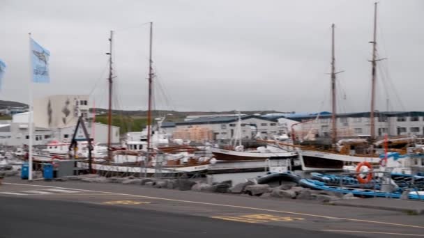 HUSAVIK, ICELAND - AUGUST 2019: Міський порт і будинки в хмарний літній день — стокове відео