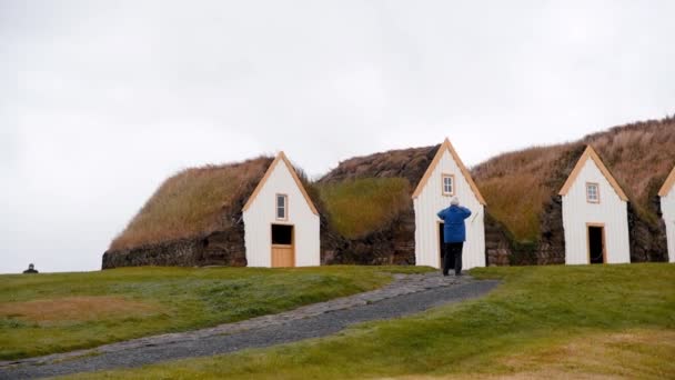 GLAUMBAER, ISLAND - Srpen 2019: Krásný výhled na islandské domy na zamračeném letním dni — Stock video