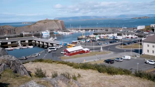 STYKISHOLMUR, ISLANDE - Vue aérienne imprenable sur les maisons de ville et le port par une belle journée d'été — Video