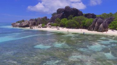 La Digue, Seyşeller. Güneşli bir günde inanılmaz tropikal plajın havadan görünüşü.