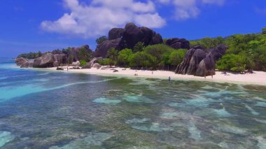 La Digue, Seyşeller. Güneşli bir günde inanılmaz tropikal plajın havadan görünüşü.