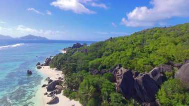 La Digue, Seyşeller. Güneşli bir günde inanılmaz tropikal plajın havadan görünüşü.
