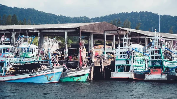 Khura Tailandia Diciembre 2019 Muelle Isla Surín Con Barcos Pesqueros — Foto de Stock