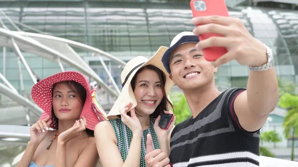市内を3人のアジア系の友人が自撮りしている 幸福と観光の概念 — ストック写真