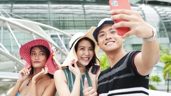 Três Amigos Asiáticos Passeando Pela Cidade Tirando Selfies Felicidade Conceito — Fotografia de Stock
