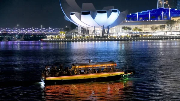 Singapour Janvier 2020 Bateau Visitant Marina Bay Nuit Avec Des — Photo