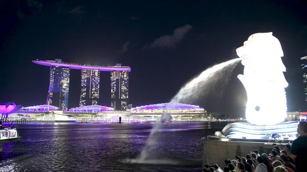 シンガポール 2020年1月3日 背景にあるマリーナベイとの夜のマーライオン — ストック写真