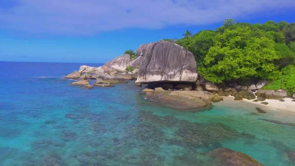 Diguessa Seychelleillä Ilmakuva Hämmästyttävä Trooppinen Ranta Aurinkoisena Päivänä — kuvapankkivalokuva