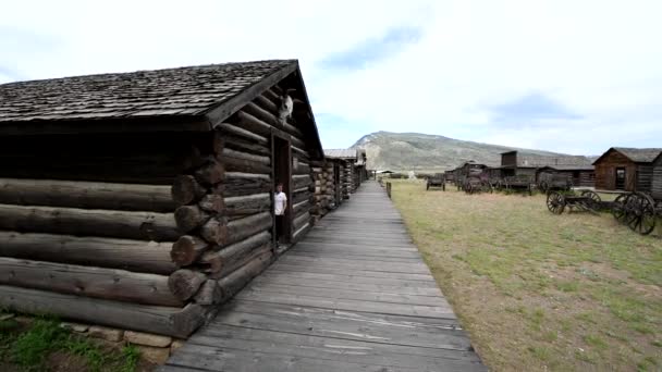 CODY - WY - HEINÄKUU 2019: Cody Old Trail Town on kokoelma historiallisia länsimaisia rakennuksia — kuvapankkivideo