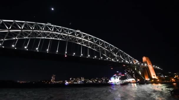 Nachtansicht der Sydney Harbour Bridge, Australien. Zeitlupe — Stockvideo