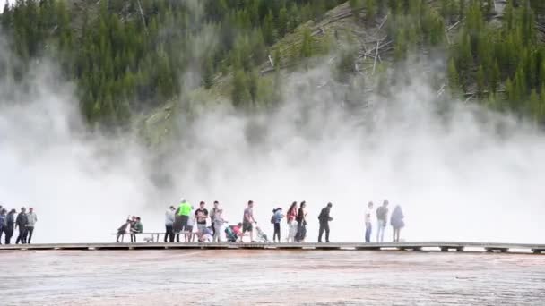 YELLOWSTONE, WY - Ιούλιος 2019: Οι τουρίστες επισκέπτονται Midway Geyser Basin - Yellowstone National Park, WY - ΗΠΑ — Αρχείο Βίντεο