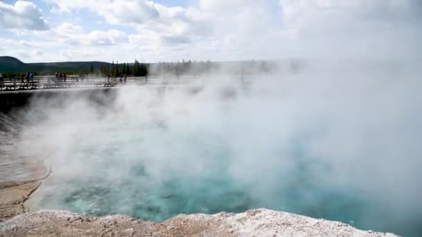 Ζεστή μπλε πισίνα στο Εθνικό Πάρκο Yellowstone, Γουαϊόμινγκ, ΗΠΑ — Αρχείο Βίντεο