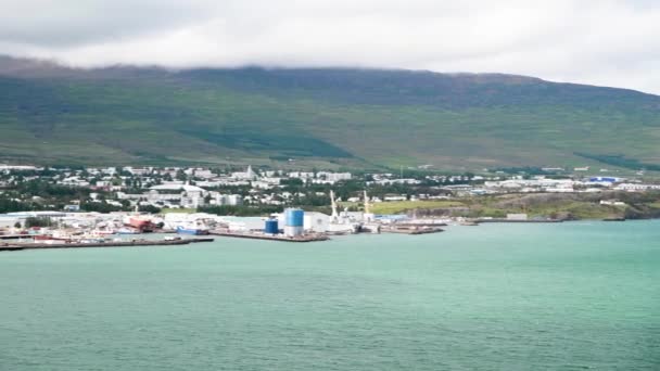 Widok panoramiczny Akureyri w sezonie letnim, Islandia. Zwolniony ruch — Wideo stockowe