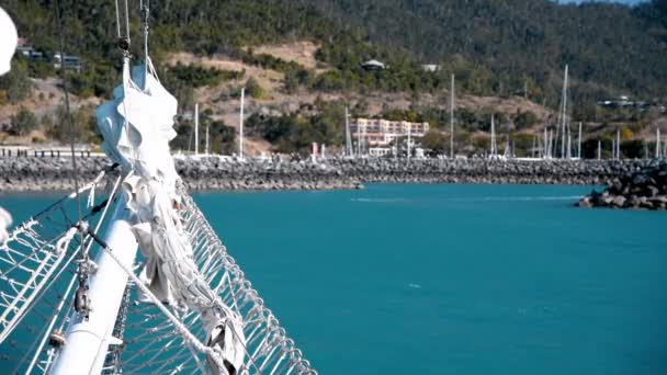 Belo porto de Airlie Beach como visto de um barco em movimento, Queensland, Austrália. Movimento lento — Vídeo de Stock