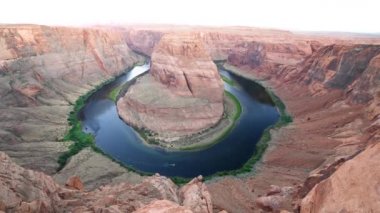 Güneşli bir günbatımında Güzel At Nalı Kıvrımı, Page, Arizona, ABD