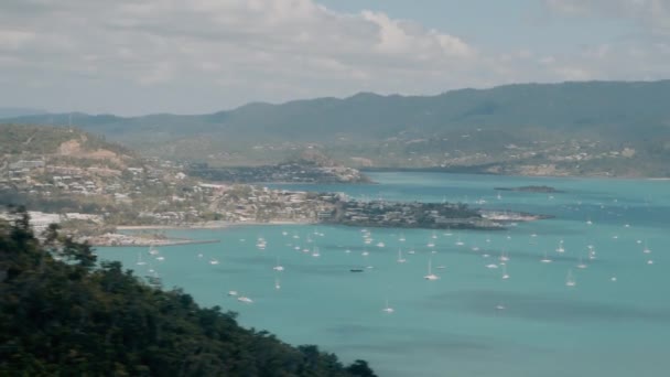 Airlie Beach stadsgezicht en kustlijn gezien vanaf vliegend vliegtuig. Langzame beweging — Stockvideo