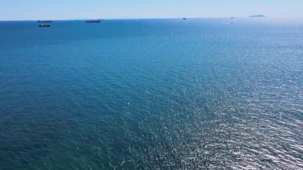 Krásný letecký výhled na modrý oceán. Zpomalený pohyb — Stock video