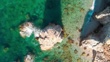 Sahildeki güzel kayalar, Elba Adası manzarası, İtalya. Yavaş çekim