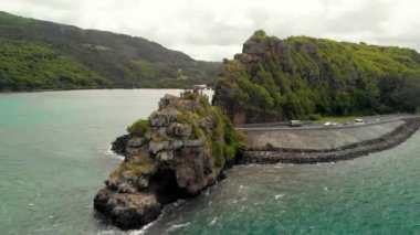 Mauritius 'taki popüler araba durdurma noktası Kaptan Matthew Flinders Anıtı, insansız hava aracı manzaralı.