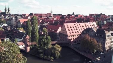 Nuremberg 'in ortaçağ şehrinin güzel hava manzarası yaz mevsiminde yavaş çekimde yükselişte, Almanya