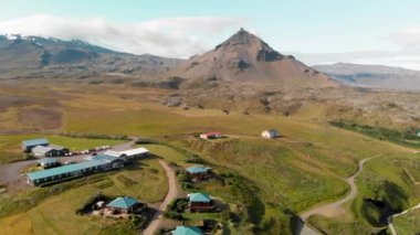 Gün batımında İzlanda 'da Snaefellsnes yarımadasının hava manzarası. Arnarstapi 'nin hava görüntüsü