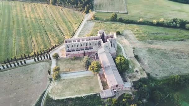 Abadia de San Galgano Open, Orcia Valley, Toscana. Vista aérea circular ao pôr do sol — Vídeo de Stock