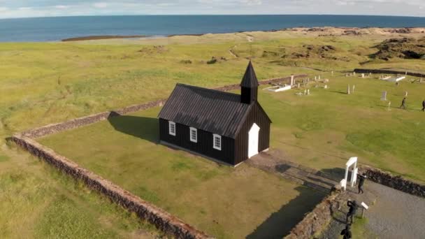 Den svarta kyrkan Budir, Island. Flygfoto vid solnedgången från drönare — Stockvideo
