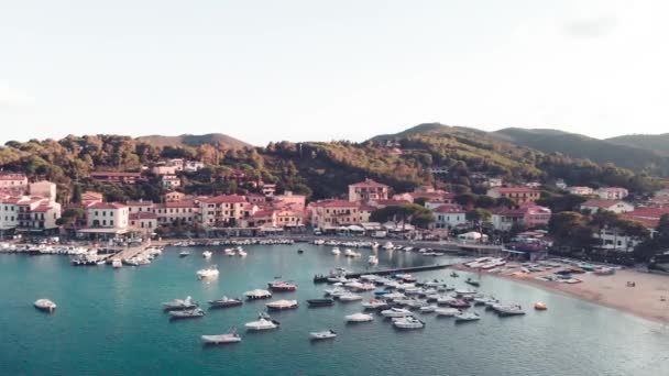 Αεροφωτογραφία της ακτογραμμής Marina di Campo στο ηλιοβασίλεμα, Νήσος Έλβα - Ιταλία — Αρχείο Βίντεο