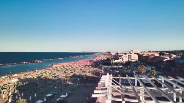 Spiaggia Torre Pedrera, Rimini. Vista aerea dal drone nella stagione estiva — Video Stock