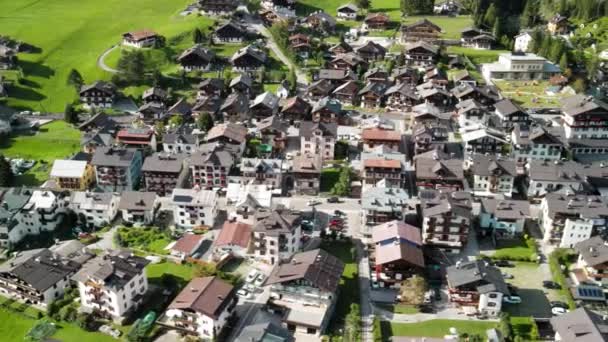 Vue aérienne imprenable sur Sappada, petite ville des Dolomites, Italie — Video